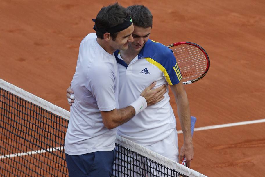 2 giugno 2013, arrivano tre record storici - 900ª vittoria della carriera, 58esima al Roland Garros e 36° quarto di finale di fila negli Slam. Dopo un faticosissimo incontro di 3 ore, Federer batte il francese Guills Simon in cinque set per per 6-1 4-6 2-6 6-2 6-3. (Ap)